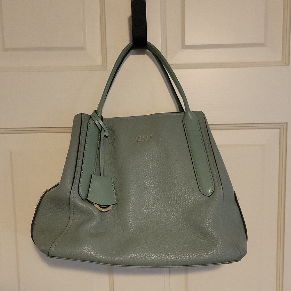 RADLEY LONDON Green Leather Shoulder Bag with Structured Design